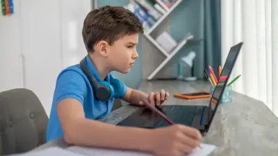 Школьников Усть-Каменогорска перевели на дистанционку из-за смога