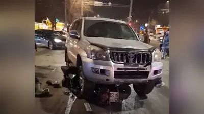 Мопед раздавило колёсами: курьера сбили в Алматы