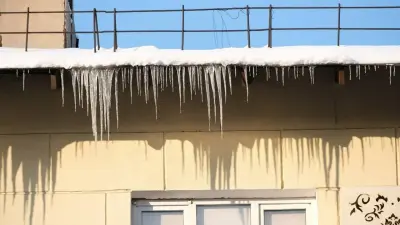 Сосульки на крышах домов в Алматы: кто должен их убирать
