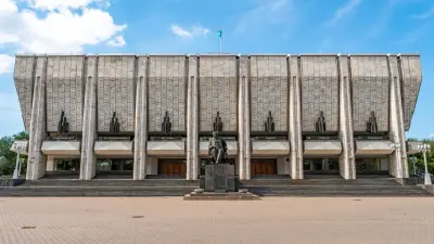 Стройку заморозили? В Минкульте рассказали о ходе ремонта театра имени Ауэзова в Алматы