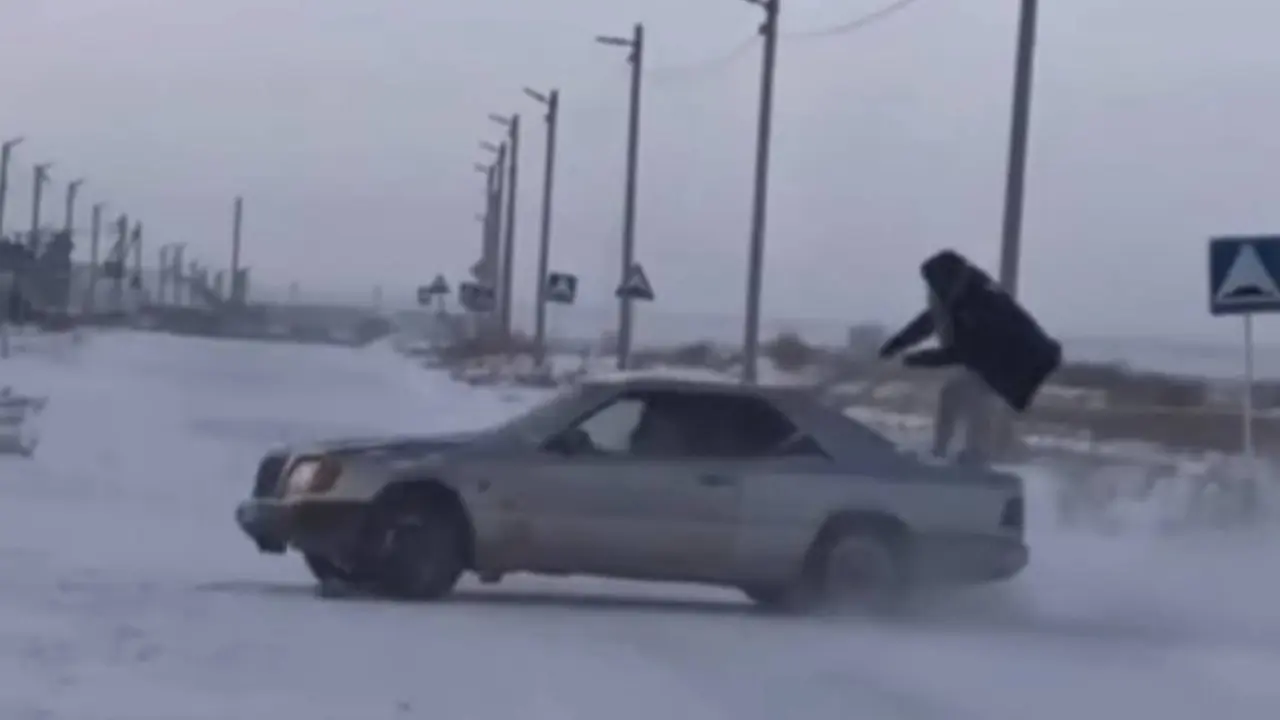 Ехал с человеком, стоящим на машине: из-за ролика в Instagram наказали водителя в Акмолинской области