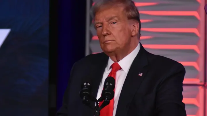 Показал средний палец рабочему: в Белом доме поступок Трампа назвали уместным