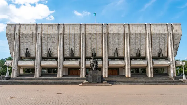 Стройку заморозили? В Минкульте рассказали о ходе ремонта театра имени Ауэзова в Алматы