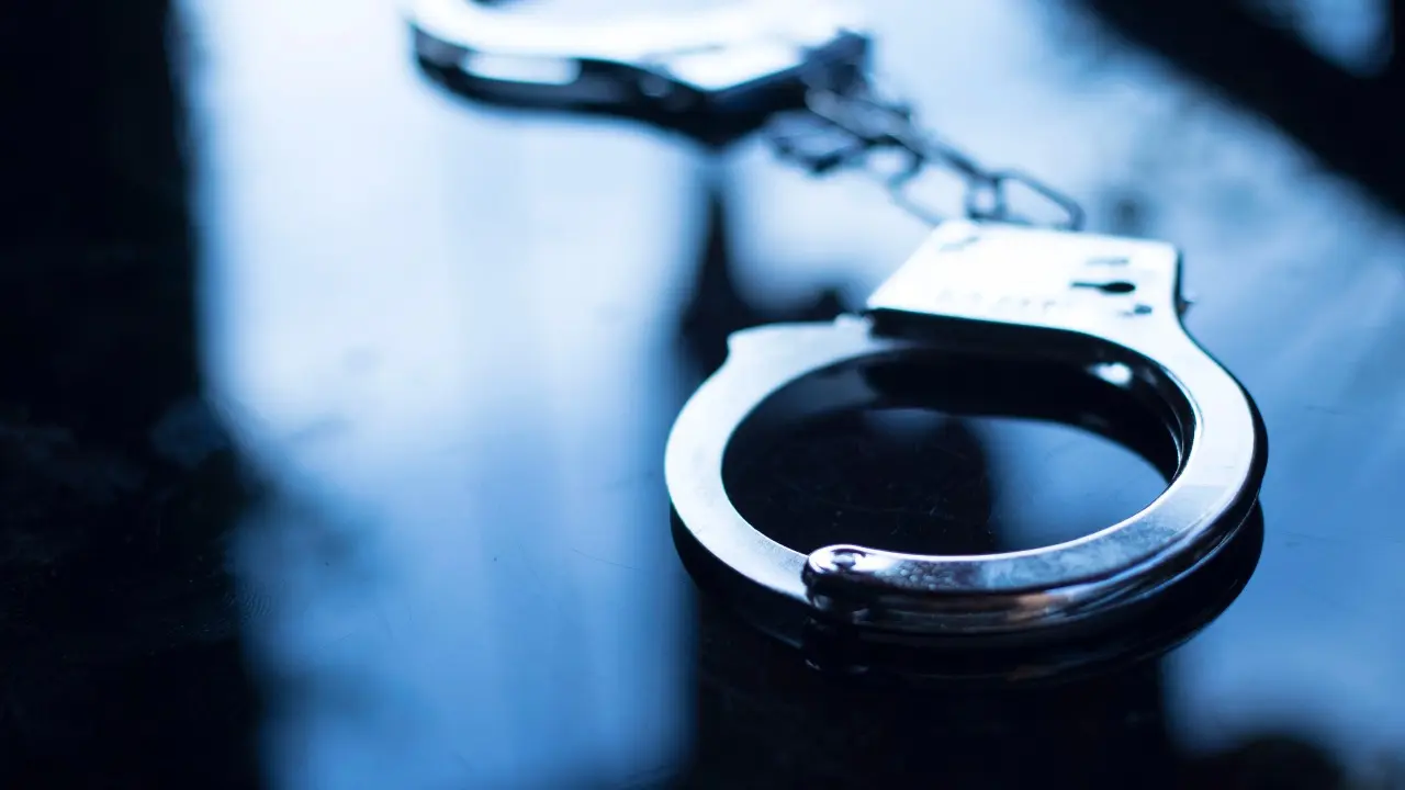 Нанёс 22 удара ножом: подозреваемого в убийстве бизнесмена экстрадировали в Казахстан