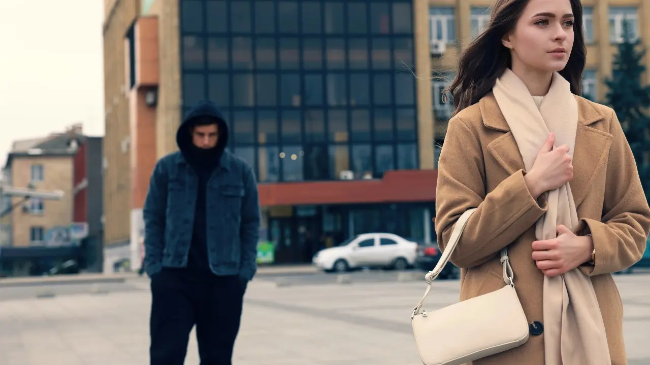 Сталкера осудили за преследование женщины в Семее