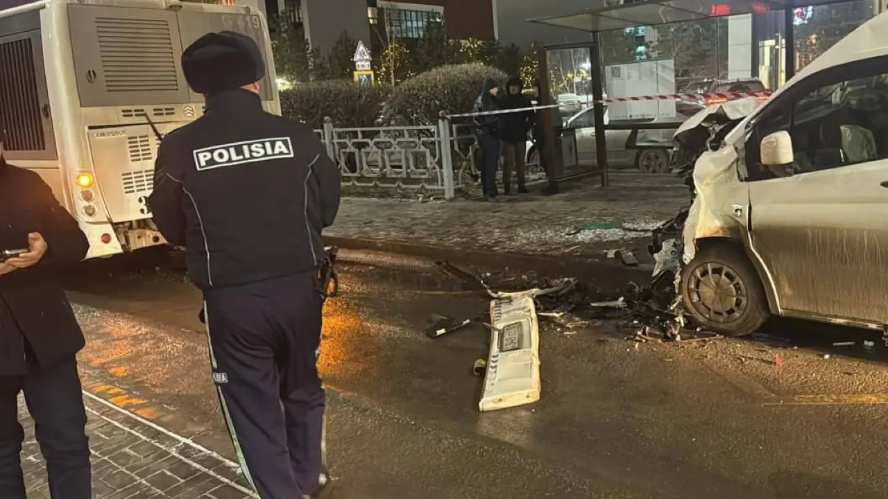 ДТП с участием микроавтобуса в Астане: водитель погиб