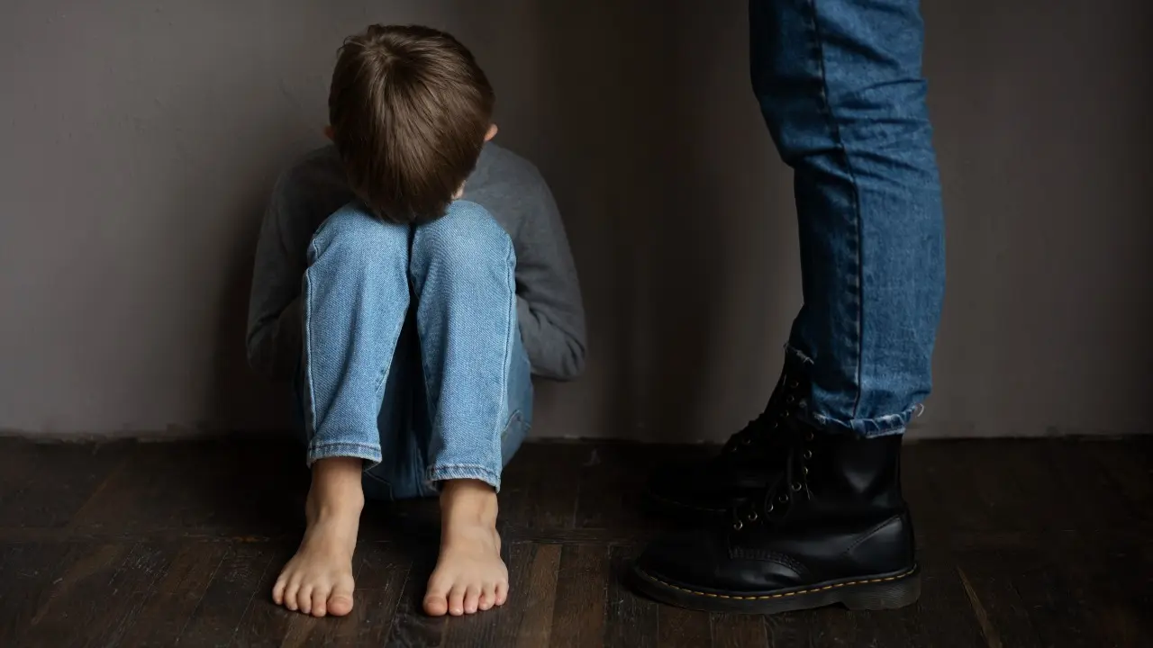 Дважды хватал за ухо: мужчине вынесли приговор за применение силы к ребёнку в Костанайской области