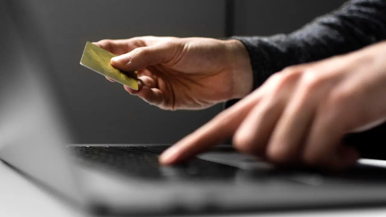 Жительница Петропавловска позвонила "юристу" с бывшей работы и лишилась сбережений