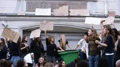 Протесты во Франции. Директора школы облили бензином, несколько заведений подожгли