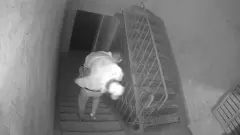 Вынесли из подъезда с пакетом на голове. Полиция Алматы расследует убийство
