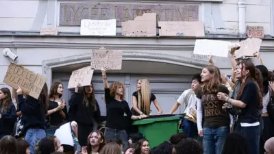 Протесты во Франции. Директора школы облили бензином, несколько заведений подожгли