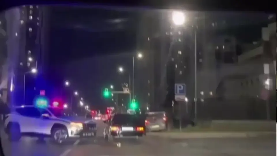 Патрульный автомобиль попал в ДТП / Кадр видео 