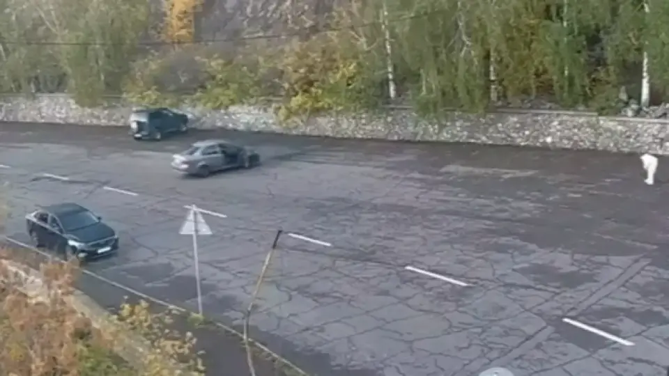 Пассажирка пересела за руль, когда таксист вышел из машины / Кадр из видео