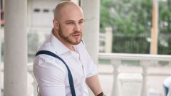 В Нур-Султане блогер Юрий Толочко пришёл на выборы в майке и шортах, с разукрашенным в синий цвет лицом