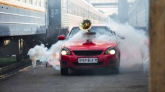 Алматинцы заметили, как по городу разъезжала красная Lada с "Грэмми"