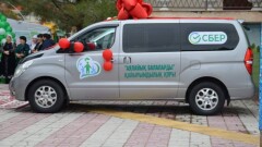 Арбаға таңылған балаларға екі шағын автобус-инватакси сыйға берілді