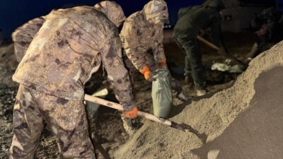 Столичные волонтёры и коммунальщики помогают в борьбе с паводками в Акмолинской области