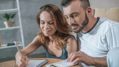 Как тревожность связана с напрасными тратами? Учимся копить деньги вместе с психологами и Отбасы банком