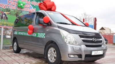 Два микроавтобуса-инватакси подарили детям-колясочникам