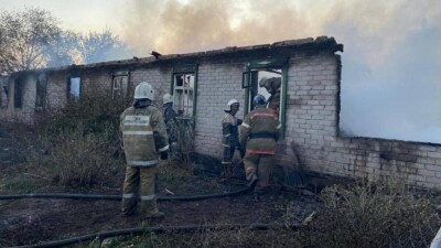 "Казцинк" перечислил по миллиону тенге погорельцам в Костанайской области