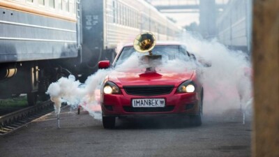 Алматинцы заметили, как по городу разъезжала красная Lada с "Грэмми"