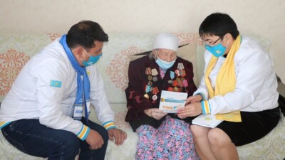 Кандидаты в депутаты от партии Nur Otan встретились с ветераном ВОВ Рабигой Зайнуллиной