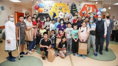 Хоккеисты, блогеры и неравнодушные горожане собрали подарки для детей