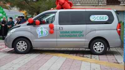 Арбаға таңылған балаларға екі шағын автобус-инватакси сыйға берілді