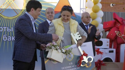 В Западно-Казахстанской области пострадавшим от паводков вручили ключи от новых домов