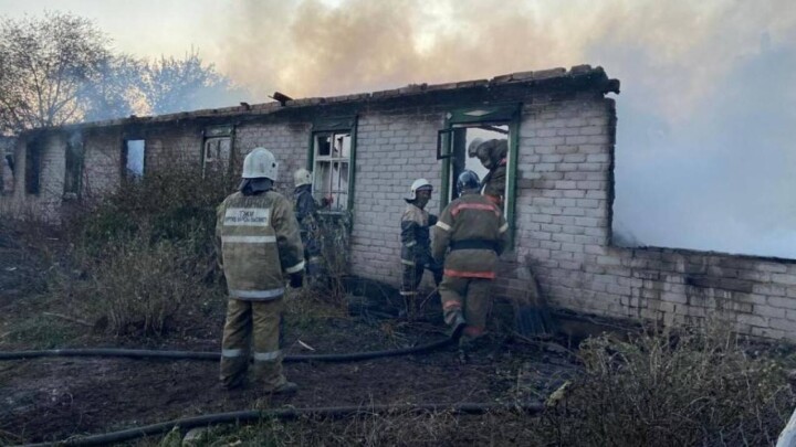 "Казцинк" перечислил по миллиону тенге погорельцам в Костанайской области