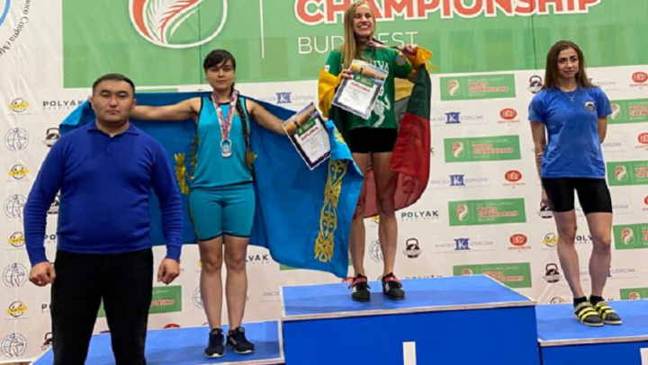 Жительница ВКО 160 раз подняла огромную гирю на чемпионате мира