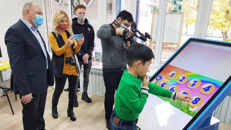 В библиотеке Усть-Каменогорска развивать речь у детей будут с помощью «суперстола»