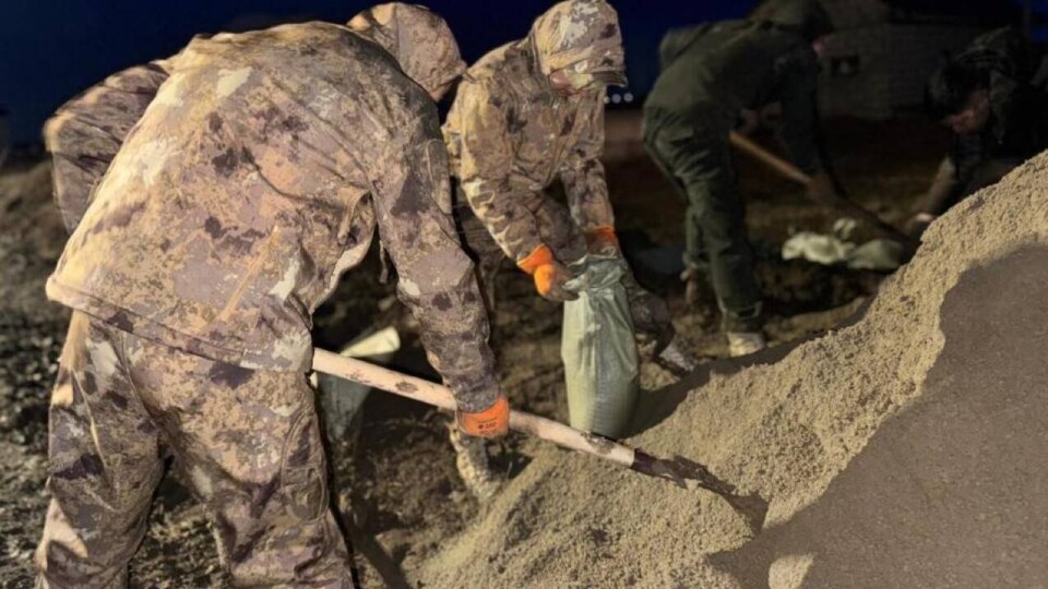 Столичные волонтёры и коммунальщики помогают в борьбе с паводками в Акмолинской области