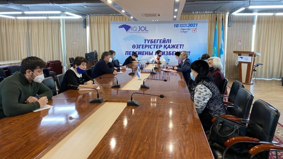 В республиканском  штабе Демократической партии "Ак жол" организован приём граждан