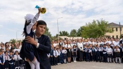 "Верный Капитал" и Фонд Булата Утемуратова подарили современную школу ученикам Есика: состоялась первая торжественная линейка