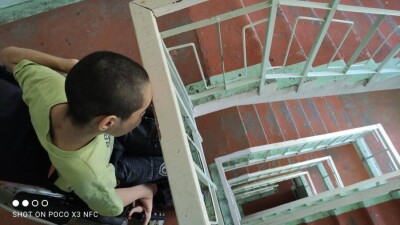 Инвалиду-колясочнику выделили квартиру на пятом этаже без лифта и пандуса. Почему такое происходит?