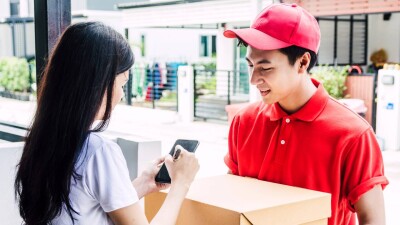 Какие продукты чаще всего заказывают жители Алматы и Астаны в онлайн-магазине?