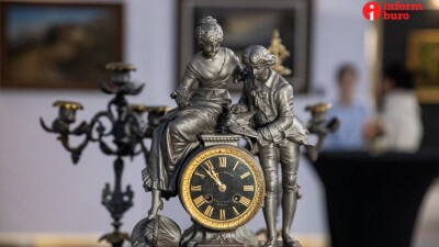 "Европейская школа". Погружение в эпоху кринолинов и высоких париков на выставке Forte Kulanshi Art Space