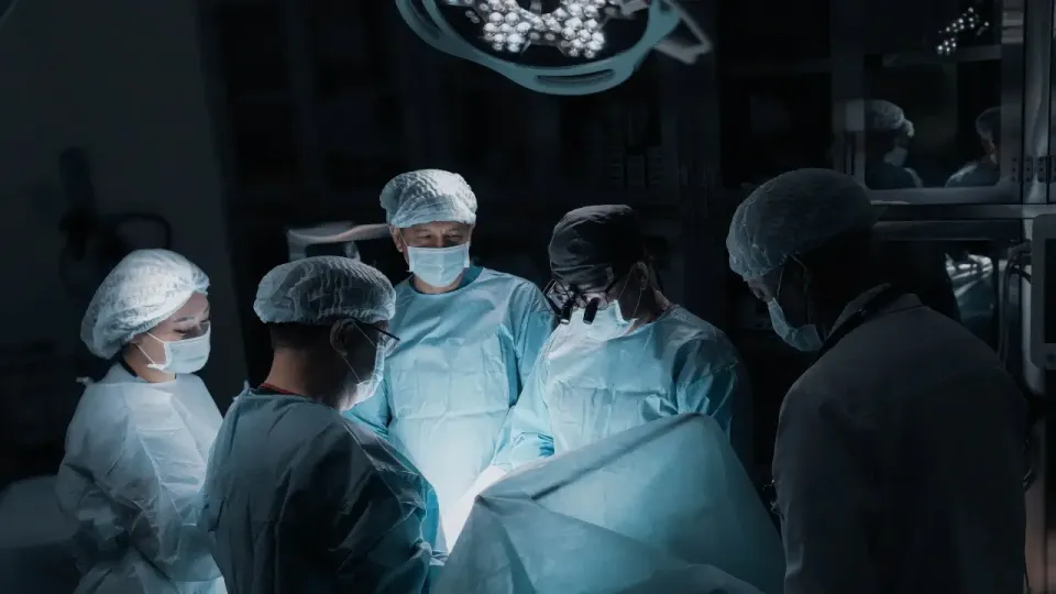 Команда хирургов в операционной. Фото Erensau Hospital