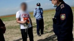 Мужчина сорвал шесть краснокнижных тюльпанов в Туркестанской области. Его могут оштрафовать на 8,7 млн тенге