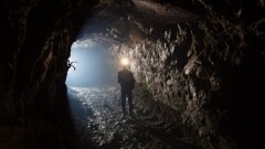 На шахте АМТ произошла авария. Один человек не смог выбраться на поверхность, его ищут спасатели