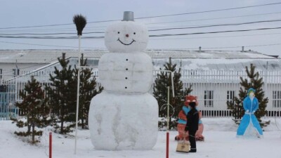 Пятиметрового снеговика слепили осуждённые в Карагандинской области