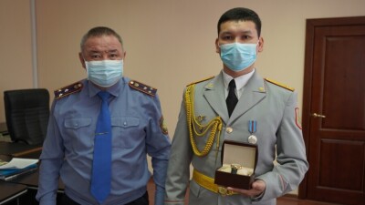 Полицейскому из Костаная, который в буран бежал перед автоколонной, показывая дорогу водителям, подарили часы