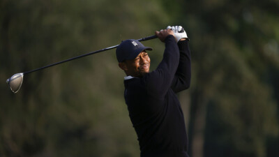 Гольфист Тайгер Вудс перевернулся на внедорожнике, его госпитализировали с травмами ног