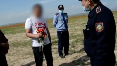 Мужчина сорвал шесть краснокнижных тюльпанов в Туркестанской области. Его могут оштрафовать на 8,7 млн тенге