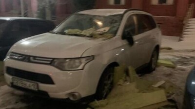 Обшивка ЖК "Номад" упала с 14-го этажа на припаркованный автомобиль в Нур-Султане