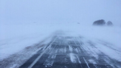 Водители поблагодарили полицейского из Костаная, который в буран бежал перед автоколонной, показывая дорогу