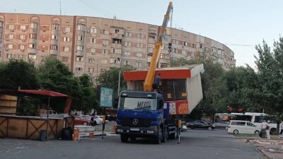 Незаконно построенное кафе сносят в Алматы