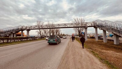 Надземные пешеходные переходы установили на трассах Алматы – Бишкек и Алматы – Хоргос