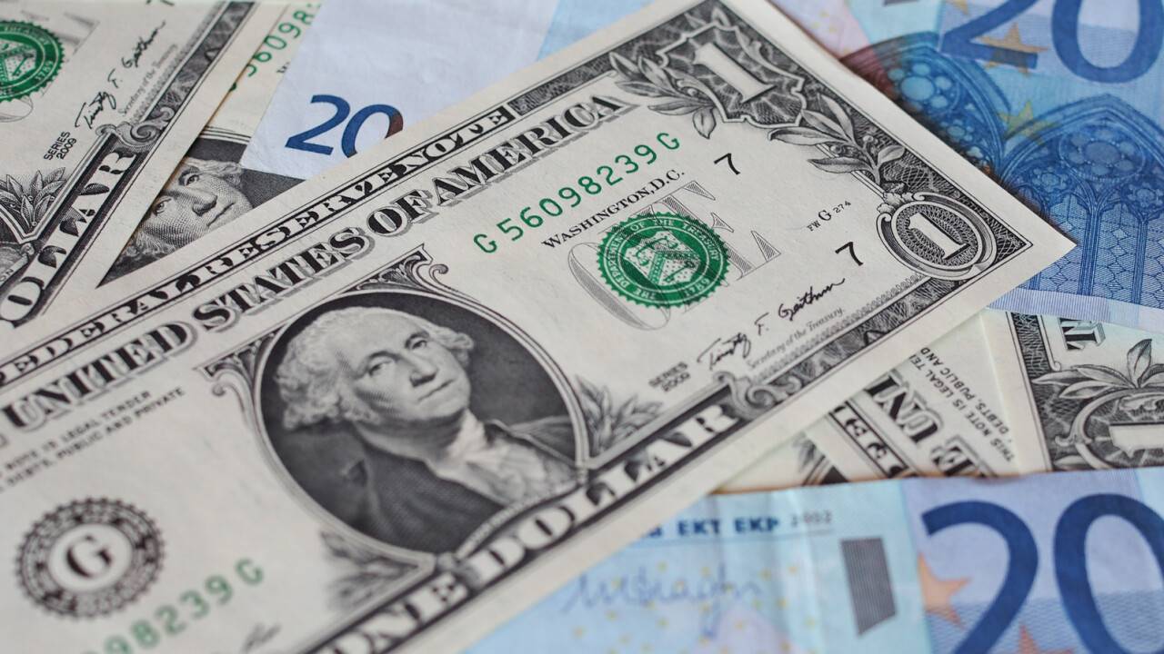 Курс доллара к тенге немного снизился на бирже 21 ноября